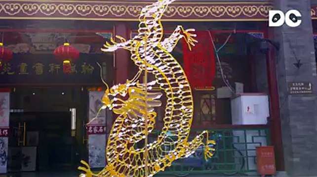 Sugar painting , a traditional Chinese folk art, uses sugar to create vivid images.