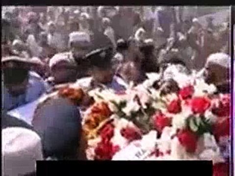 Female News Caster Gets Emotional While Reporting Junaid Jamshed’s Funeral Prayers