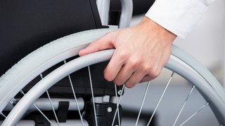 Cadeira de rodas para qualquer terreno facilita a mobilidade
