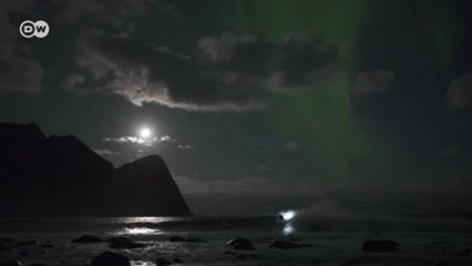 Surf sob a aurora boreal