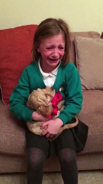 La réaction de cette fillette qui reçoit un chiot pour Noël va vous faire fondre