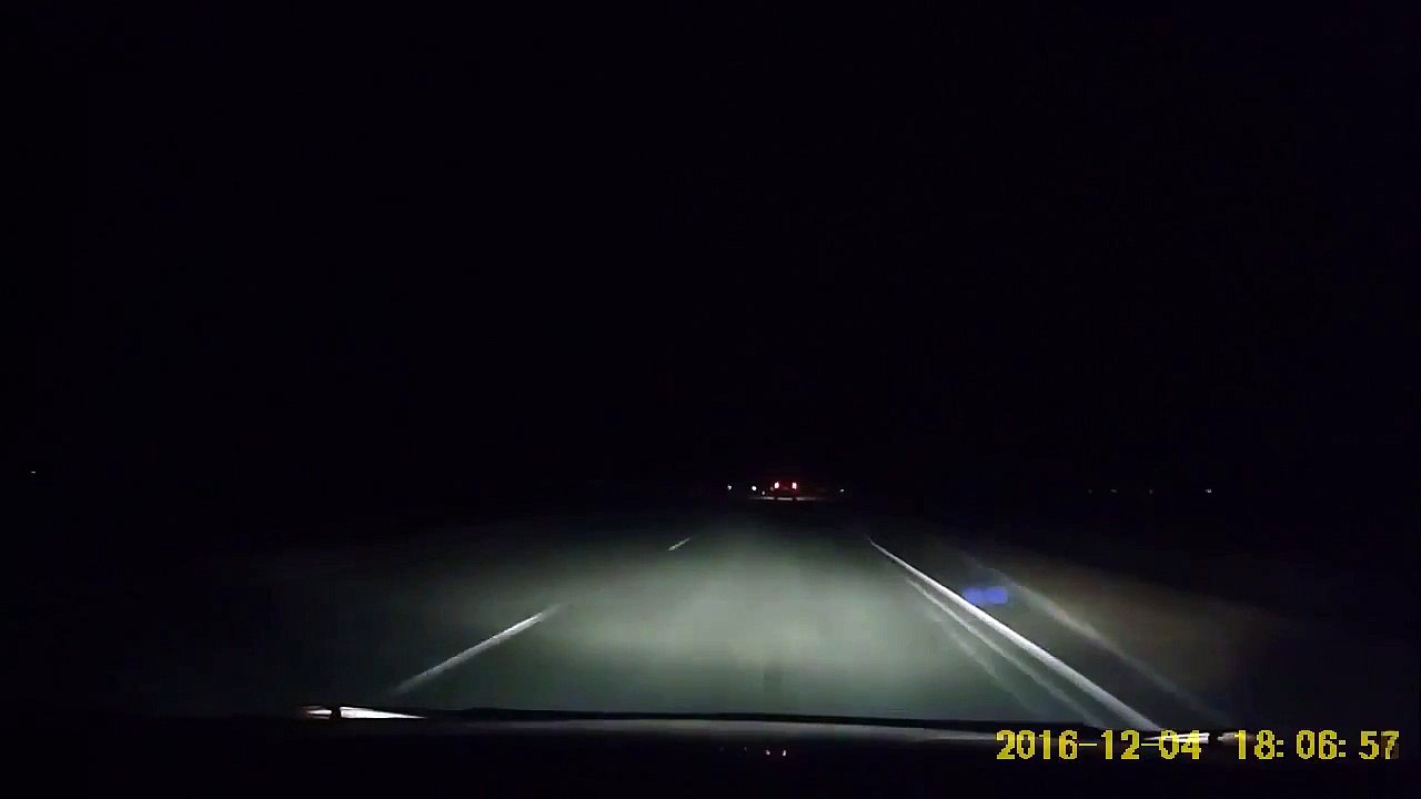 Un météore traverse le ciel sibérien, changeant brièvement la nuit en jour