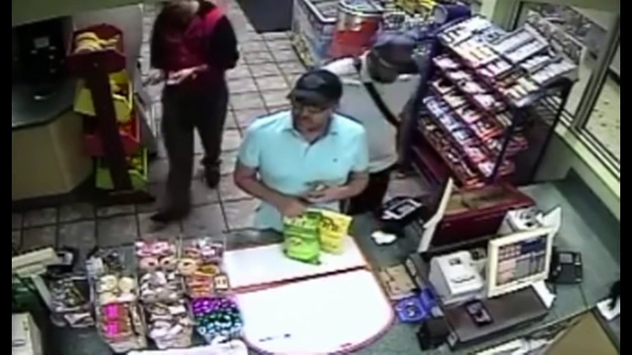 Un hacker installe un skimmer de carte bleue en 3 secondes