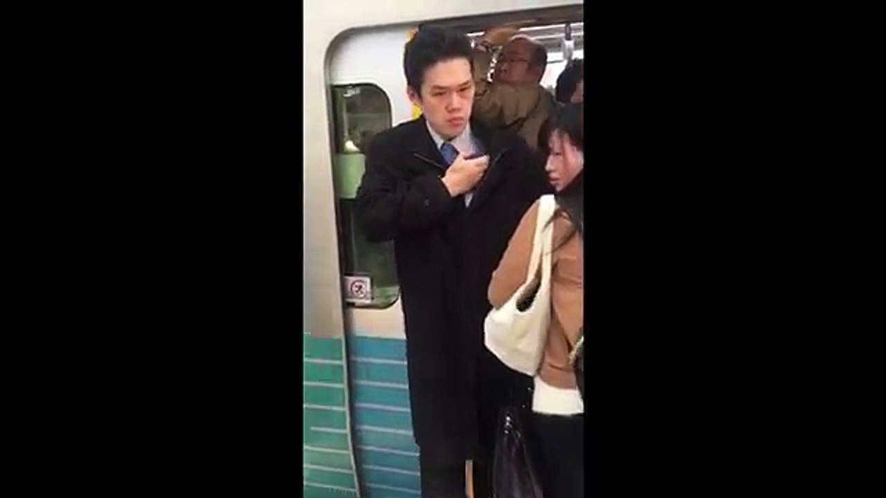 Des "pousseurs" font rentrer des passagers dans le métro en Chine !!