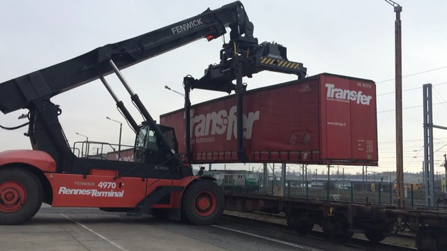 Rennes Terminal met des camions sur des trains