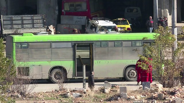 Primeiras pessoas deixam bairros rebeldes de Aleppo