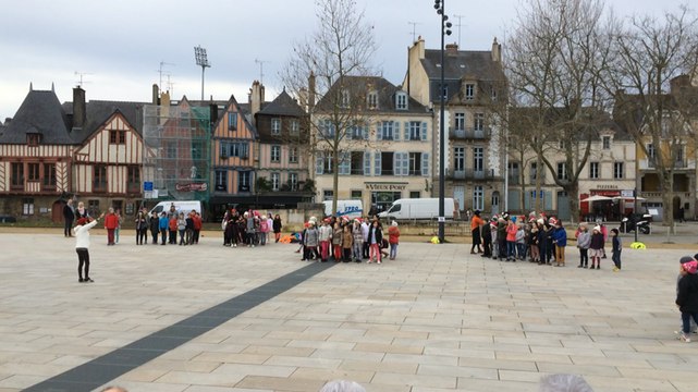 90 enfants lors d'un flashmob sur l'esplanade du port de Vannes