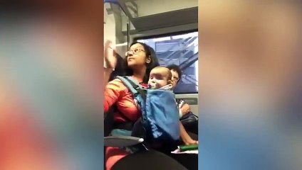 Ces passagers de première classe veulent virer une maman et son bébé...