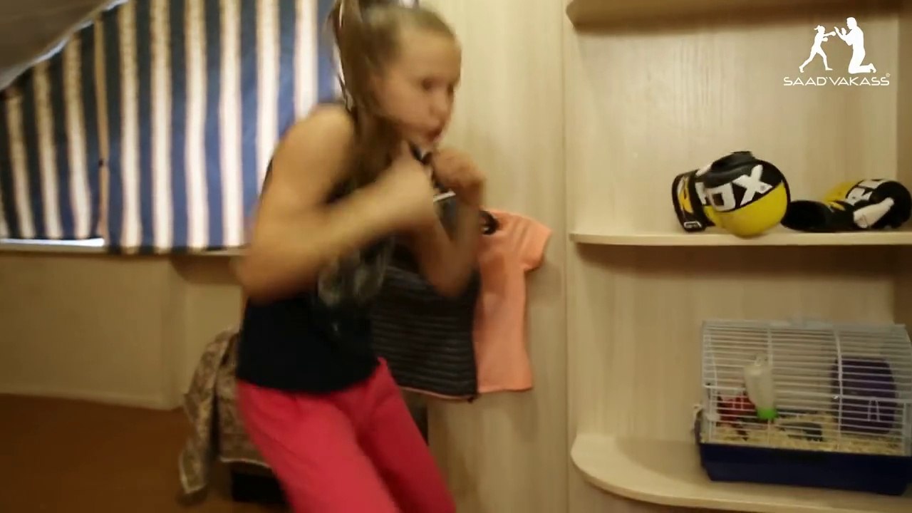 Cette jeune fille explose sa porte à coup de poing... Mais pourquoi???