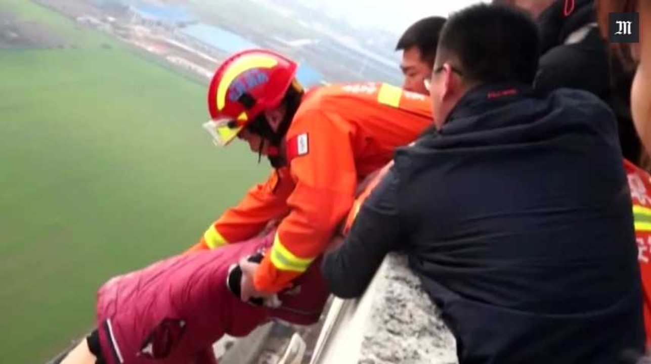 Des pompiers chinois empêchent un homme de se suicider
