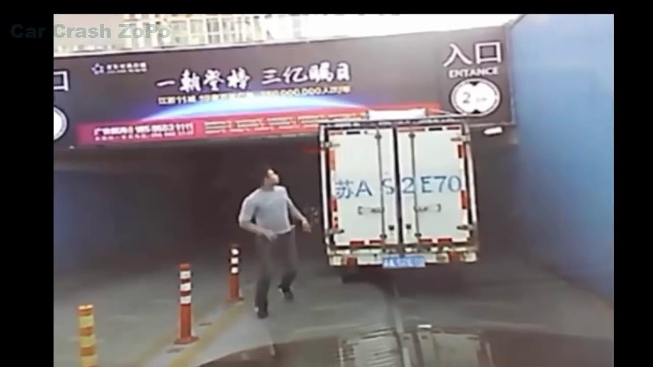 Heavy Equipment Accidents caught on tape . Trucks Disasters - Trucks fails , skills #26