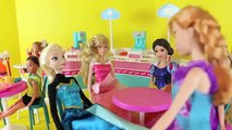 Frozen Anna Kristoff Family at Barbie Food Court with Rapunzel Snow White Elsa Dolls DisneyCarToys