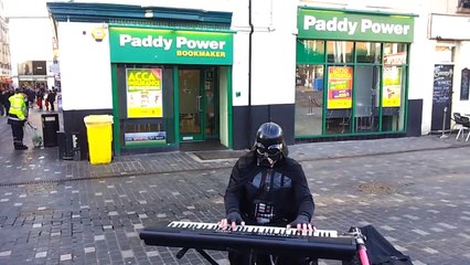 Télécharger la video: Quand tu tombes sur Dark Vador qui joue la musqiue de Star Wars à Williamson Square Liverpool