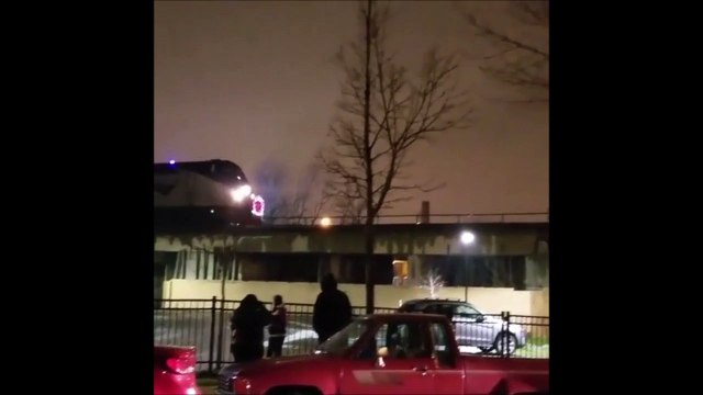 Quand tu viens voir le train de Noel décoré mais qu'un autre train passe au meme moment... Fail