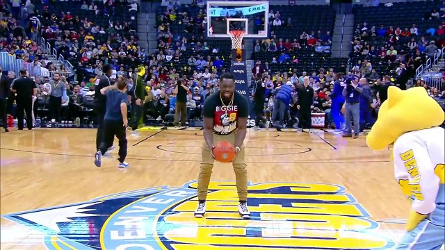 Un fan rentre un panier du milieu du terrain