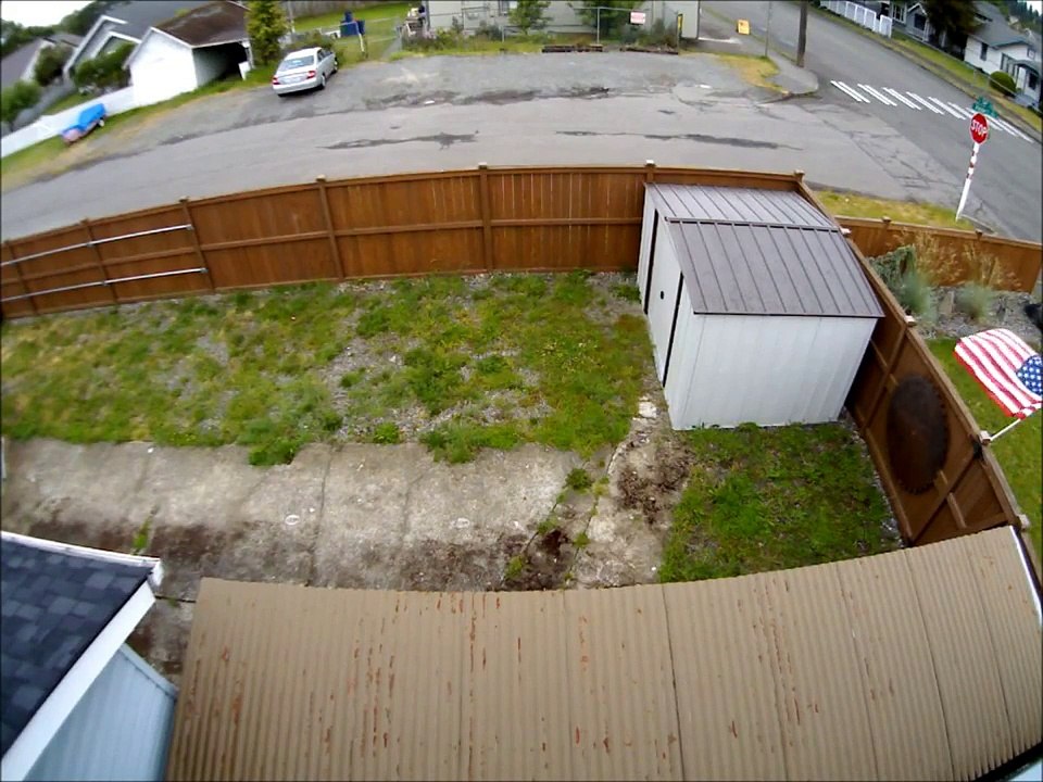 Ce fuyard essaie de faire demi tour en voiture : très mauvais conducteur!