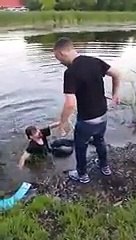 Deux hommes essayent de se battre mais ce n’est pas si simple quand on est complètement ivre