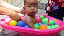Mainan Anak ❤ Asiknya Bayi Mandi Bola ❤ Baby Bath Ball Kids Toys Fun Color Ball @LifiaTubeHD