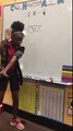 Une maîtresse invente une chanson pour aider ses élèves à comprendre les divisions