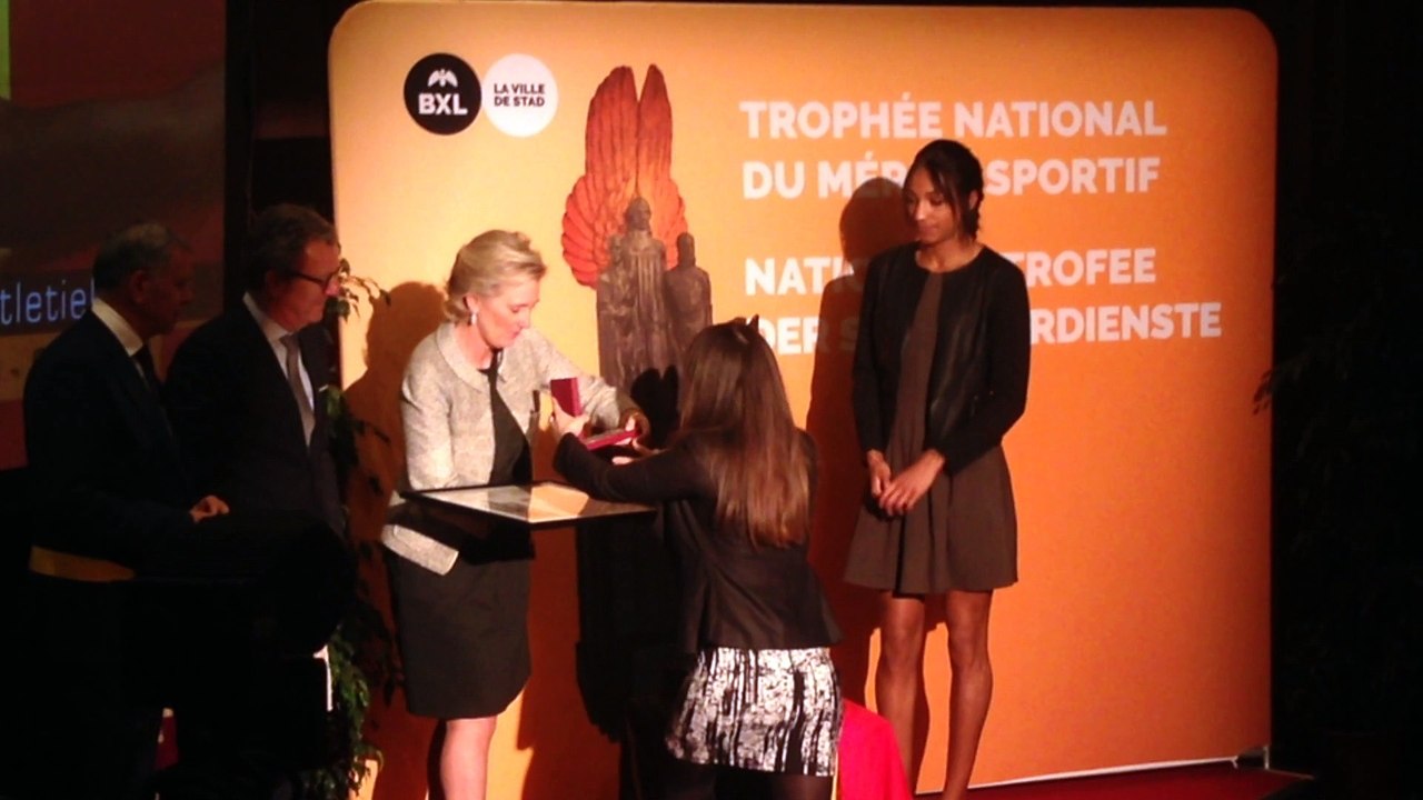Nafissatou Thiam reçoit le trophée du Mérite sportif national des mains de la Princesse Astrid