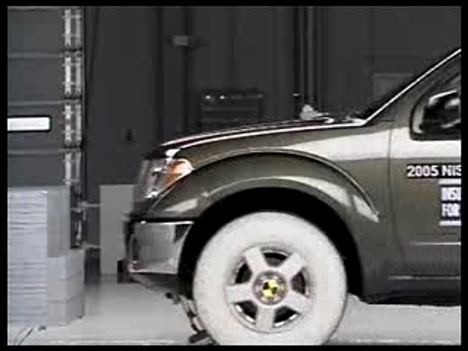 Nissan Frontier crash test 2005