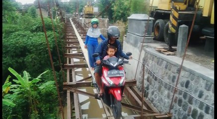 Warga Menantang Maut Menyebrang Jembatan Gantung