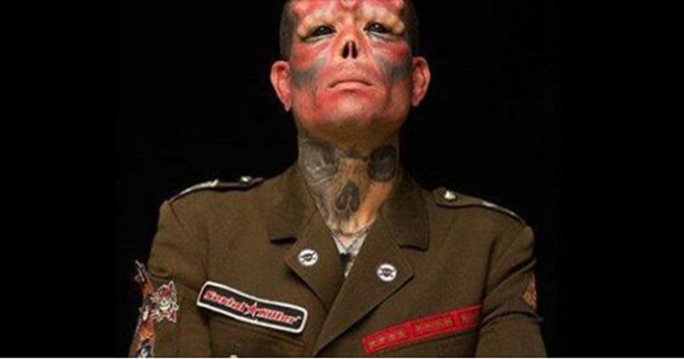 Homem Gasta 35.000,00€ Para Ficar Parecido Com Vilão Nazi!