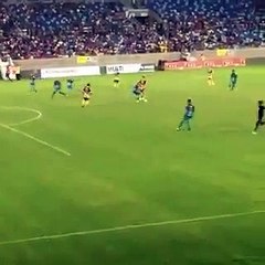 Torcedor dá carrinho em Gabriel Jesus durante jogo beneficente