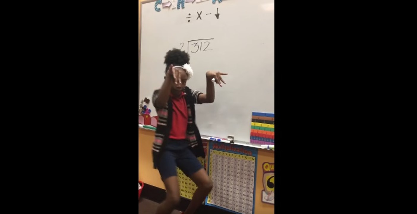 Des enfants font des multiplications en dansant et en chantant