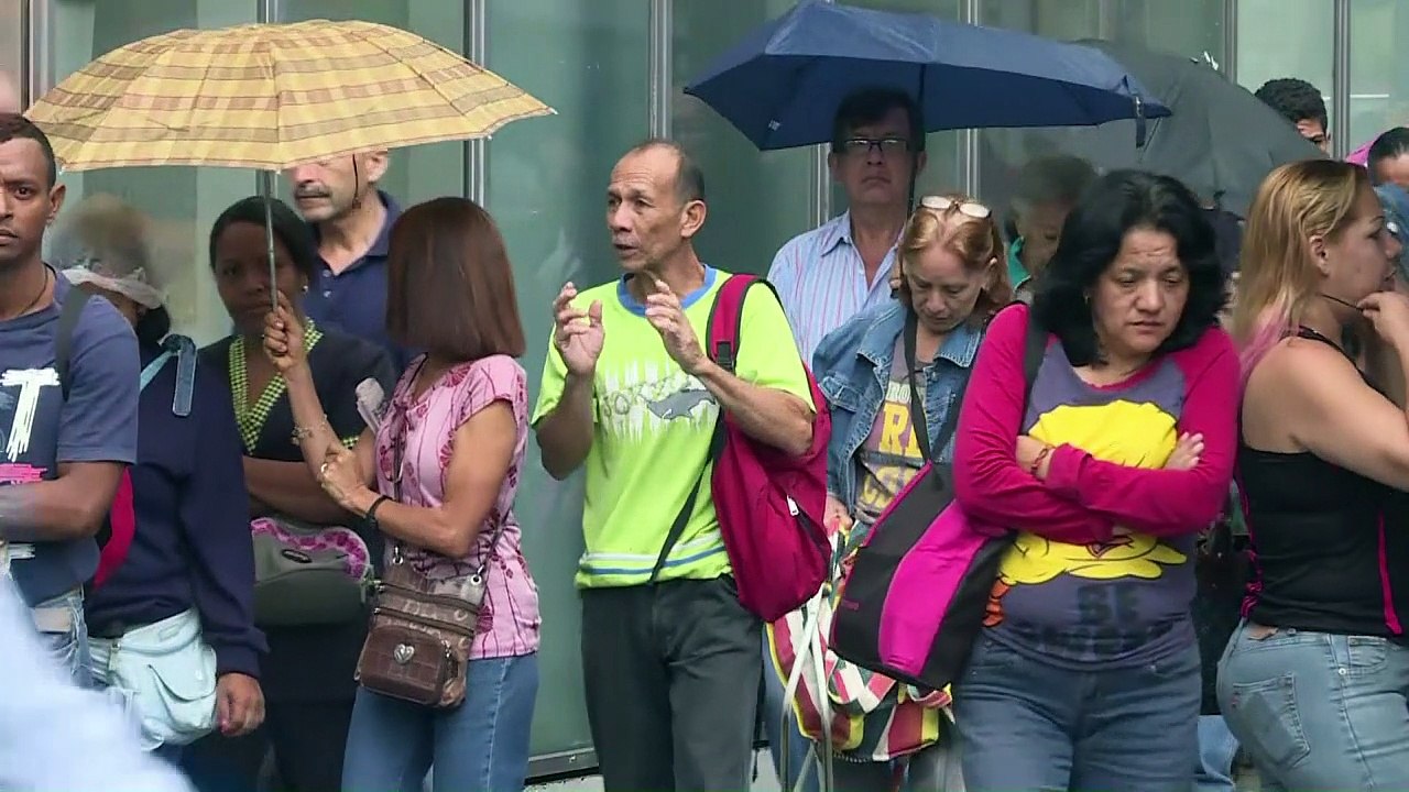 Los venezolanos esperan los billetes nuevos que no aparecen