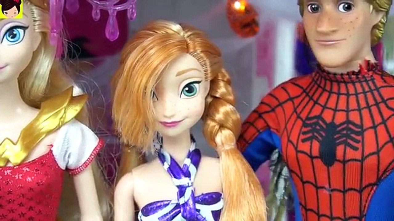 Fiesta de Halloween en Casa de Barbie y Ken con - Las Bebes, Elsa, Ladybug, Spiderman y Raquel