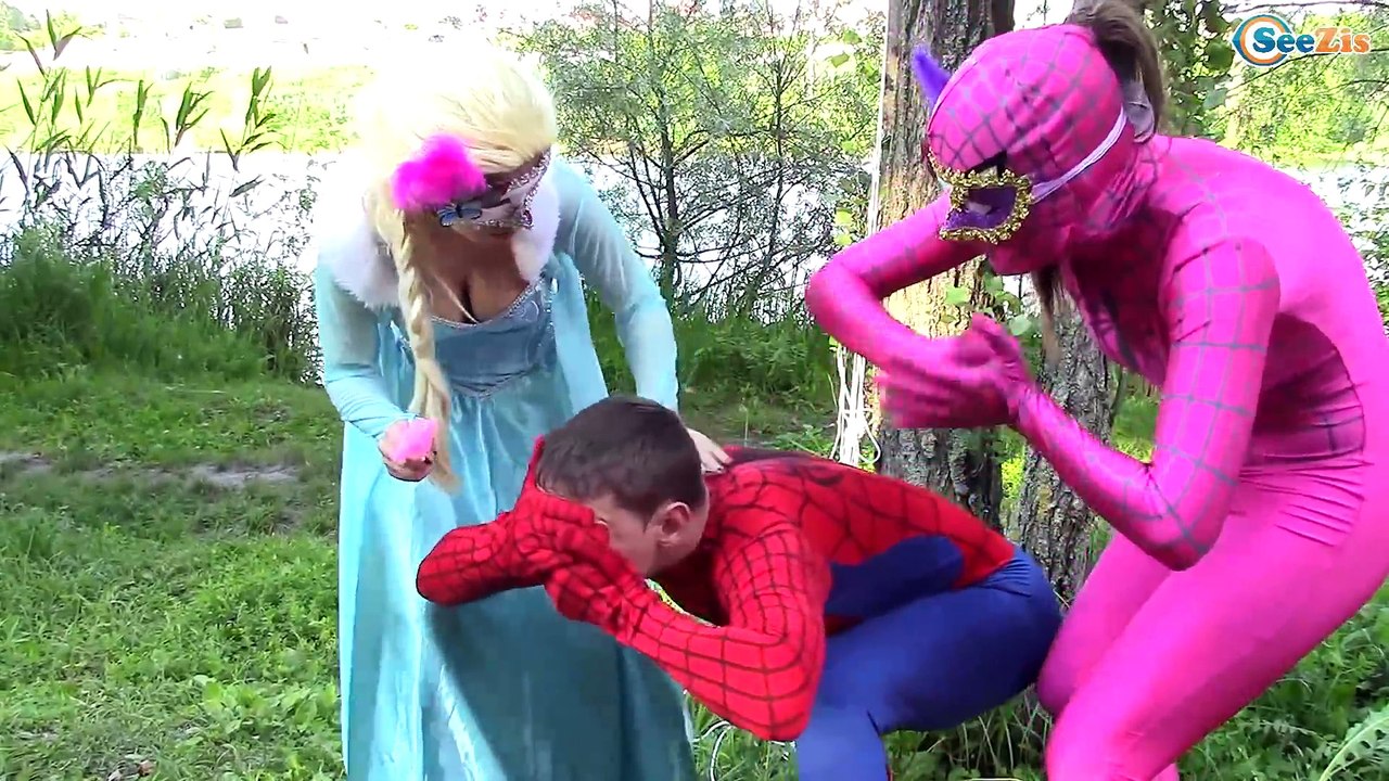 Frozen Elsa w/ Pink SpiderGirl save Spiderman. Batman becomes Hulk - Superheroes in Real Life