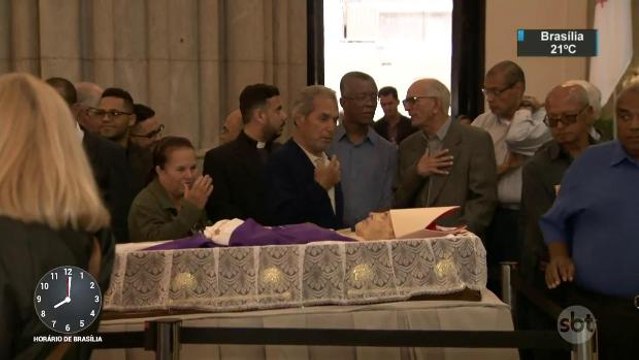 Fiéis se emocionam no velório de Dom Paulo Evaristo Arns