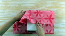 Ce qu'elle fait pour emballer le cadeau de sa maman est magnifique! Apprenez-le, c'est facile!