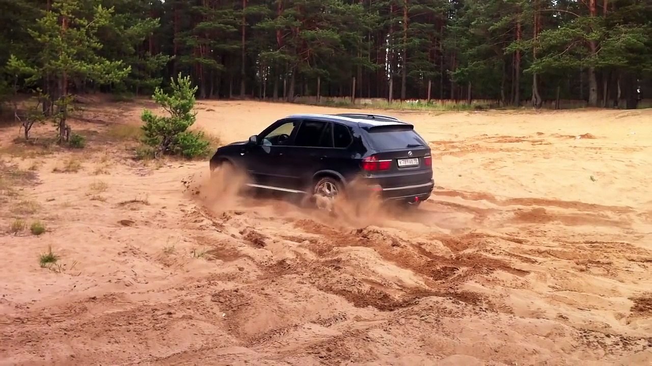 BMW X5 E70 offroad in the sand p3