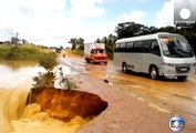 Ce bus tombe dans un gigantesque trou