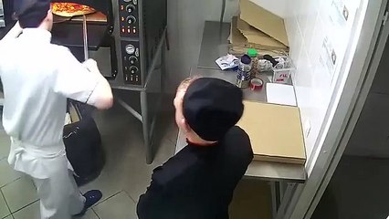 Ce pizzaïolo peu doué fait tomber la pizza en la sortant du four