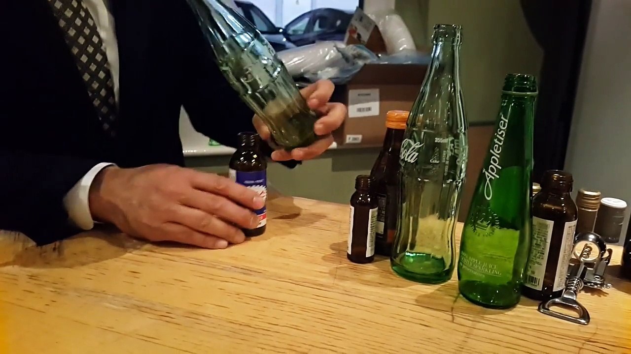 Incroyable ! Un chinois met des bouteilles en équilibre