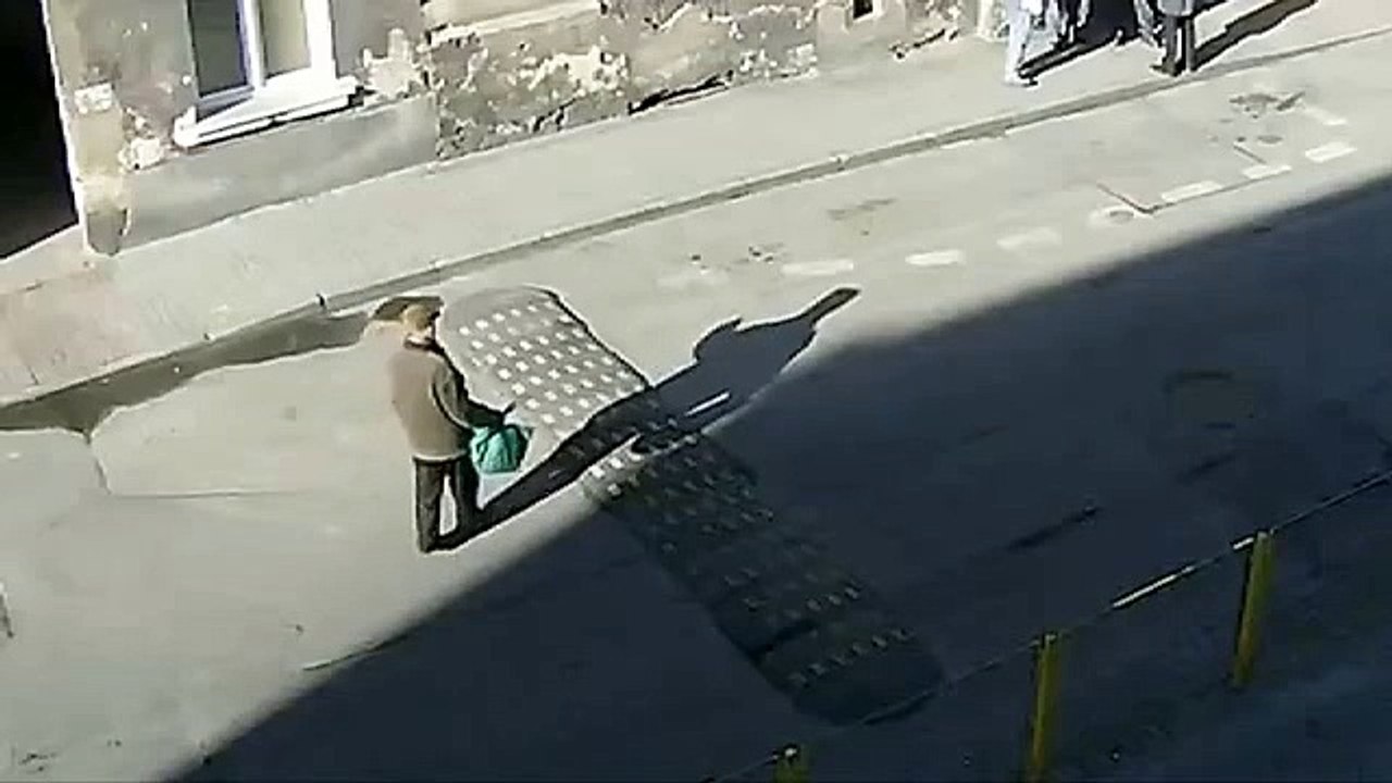 Une personne âgée se casse la gueule sur un dodane