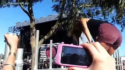 Неудачно перелезла через забор