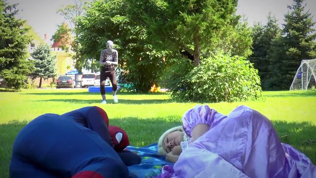 VAMPIRE Frozen Elsa! w/ Spiderman Frozen Anna Superhero Horror Story in Real Life Fun