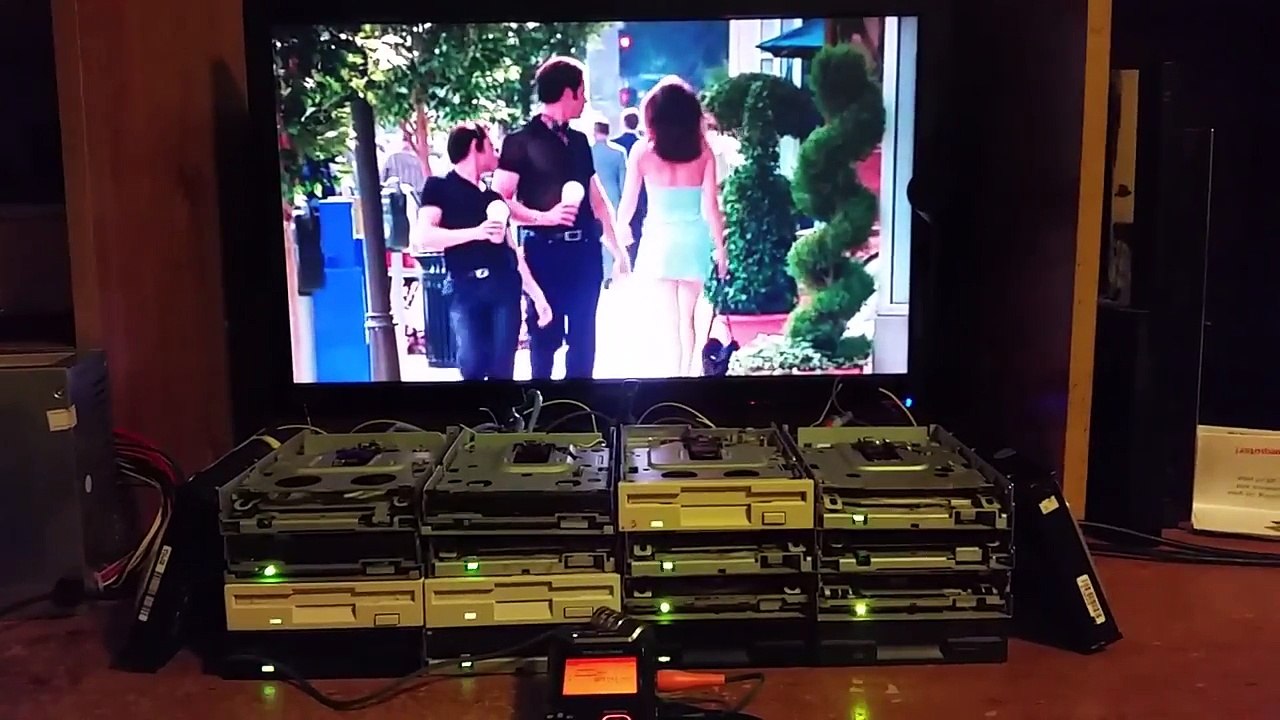 "What is love" joué par des disques durs !