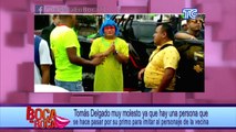 Tomás Delgado muy molesto ya que hay una persona que se hace pasar por su primo para imitar al personaje de la vecina