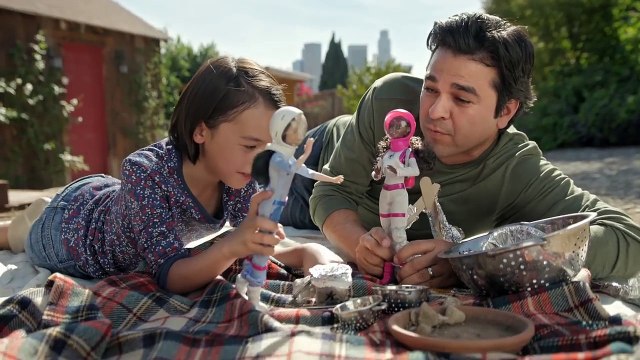 Des papas jouent à la Barbie avec leurs filles dans la dernière publicité de Mattel