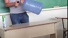 Ce professeur fait une impressionnante expérience avec une bonbonne vide et du gaz