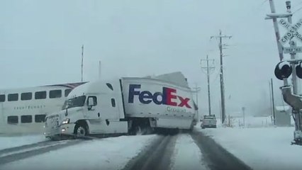 Un train percute la remorque d'un camion