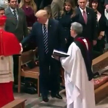 Une vidéo de Trump semblant refuser de serrer la main d'un prêtre noir fait polémique
