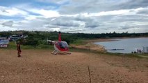 Le crash spectaculaire d'un hélicoptère de tourisme dans un fleuve