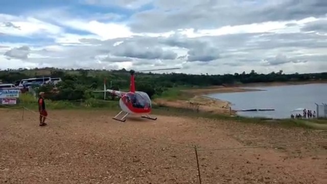 Le crash spectaculaire d'un hélicoptère de tourisme dans un fleuve