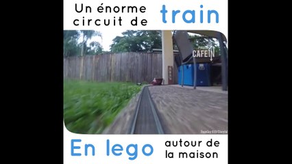 Un circuit de train en lego qui traverse la maison et en fait le tour